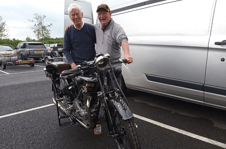 Realização aos 82 anos: Piloto Restaura Moto de 1926 e Conquista Sonho