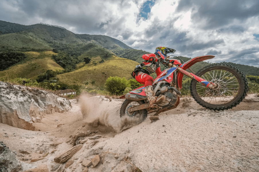 Bruno Crivilin, da equipe Honda Racing, campeão da classe Elite no Ibitipoca Off Road 2023. Crédito: Fabrício Macedo/Mundo Press